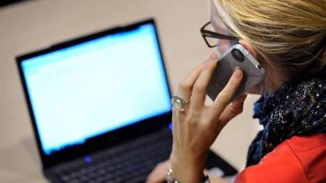 Facebooka? Ringa hem? Många maskar när de har tråkigt på jobbet.
