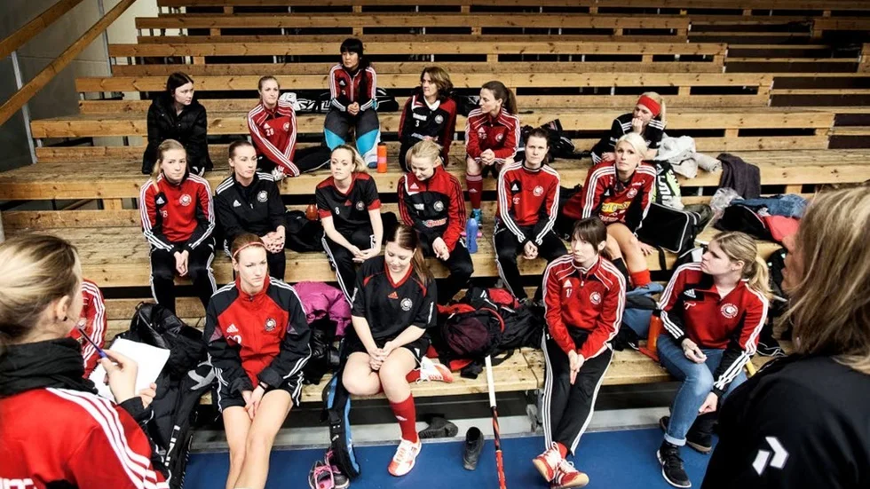 Spelarna i D4-laget Storvreta Ungdom under en genomgång.