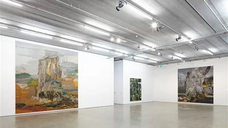 Skogstokig. Oljemåleri av Andreas Eriksson på Bonniers konsthall.