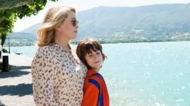 Catherine Deneuve spelar Bettie, som en dag ger sig iväg från alltihop, från jobbet på restaurangen och från alla misslyckanden som livet burit med sig. Men hon konfronteras också med just dem på sin resa. Barnbarnet spelas av Nemo Shiffman.