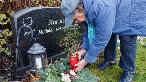 Margit Karlsson tänder ljus hos barnbarnet.