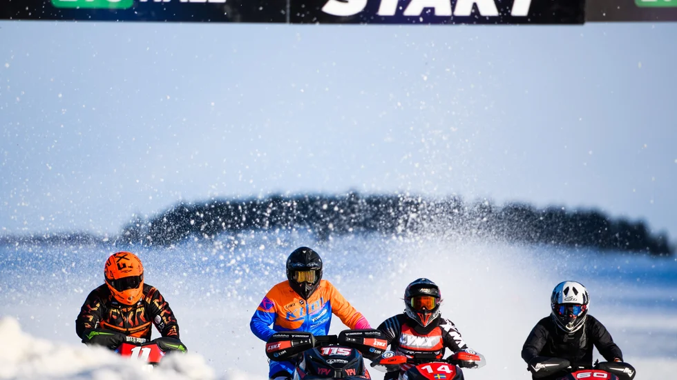 Jenny Lundström, i orange/blått, tog SM-silvret på SM i stadioncross.