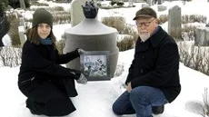 Petra WÃ¥hlin och Peter Ejewall vid FrÃ¶dings grav.