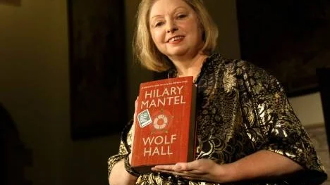 Hilary Mantel tar emot Booker Prize för sin roman Wolf Hall år 2009.