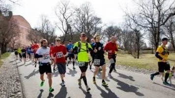 Starten för Aros marathon, vid Uppsala slott.