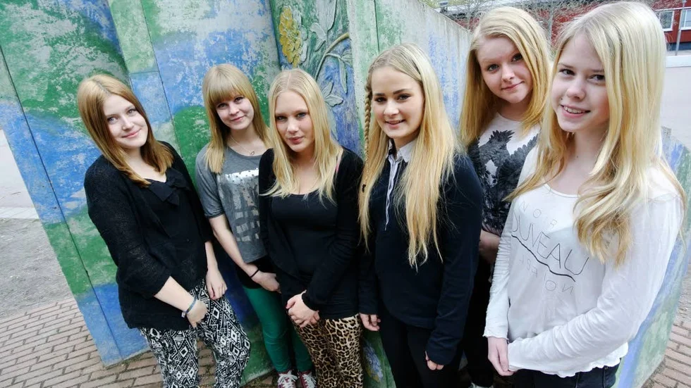 Musikkväll. Linnéa Persson, Mathilda Elebjörk, Bonnie Demander, Ronja Gustafsson, Josefine Gustafsson och Isabell Sandström sjunger för barn i Moçambique.