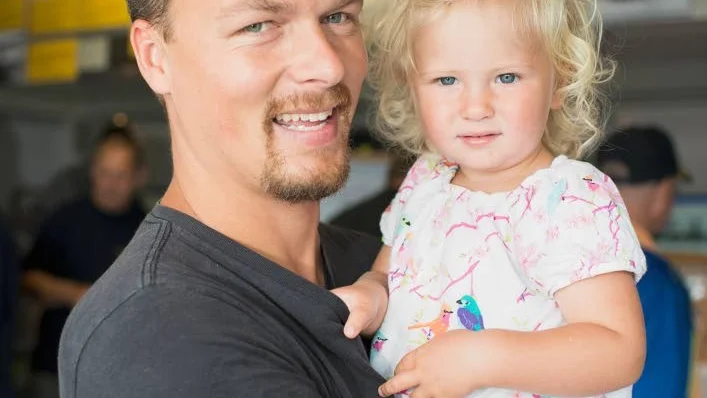 Alexander Tegelberg med dottern Maja var intresserade besökare i utsällningstrailern.