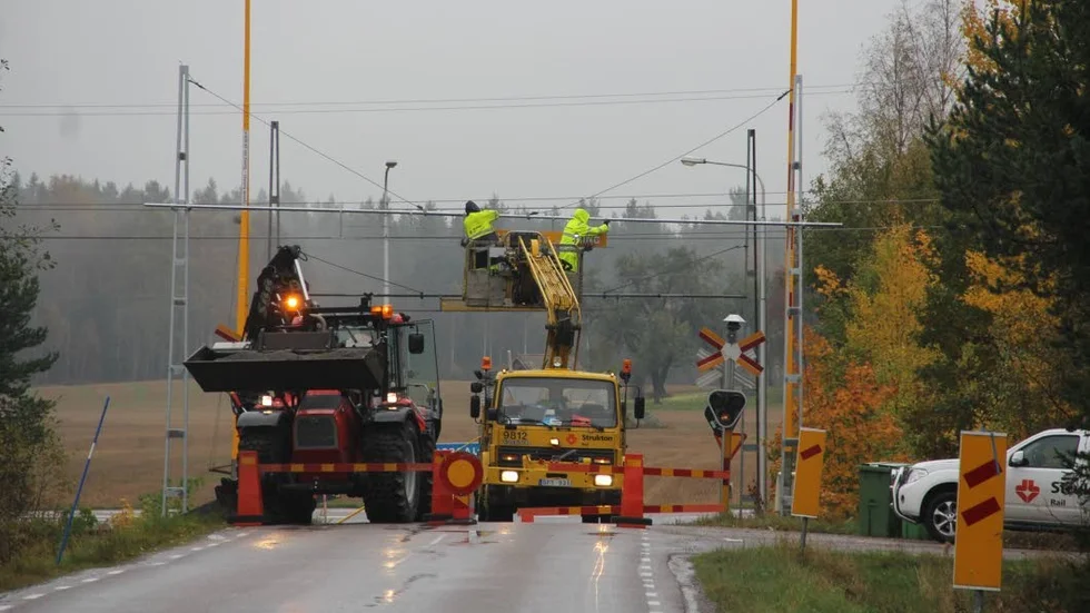 Vägen stängdes av, men tågtrafiken kunde gå trots reparationsarbetena.