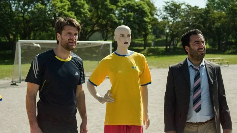 Peter Magnusson som Eric och filmdebuterande Özz Nûjen som Bengtsson i "fotbollskomedin" "10 000 timmar".