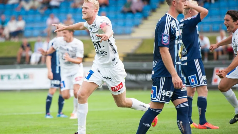 Huskvarna 2014-08-02 Fotboll Superettan Husqvarna - Sirius : 
Sirius 25 Carl Nyström gör segermålet på hörna
(Photo: Andreas Florin / Pic-Agency.com)  Nyckelord Keywords: jubel jublande glad glädje lycka happy happiness celebration celebrates