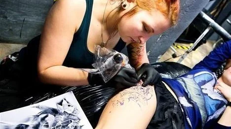 Tatueraren Alina Eklund på Rough Stuff Tatoo har påbörjat ett motiv som ska se ut som ett spindelnät. Tatueringen går dock inte över något ärr.