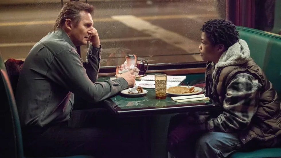 Liam Neeson och Brian "Astro" Bradley utgör en smått osannolik duo i thrillern "A walk among the tombstones".