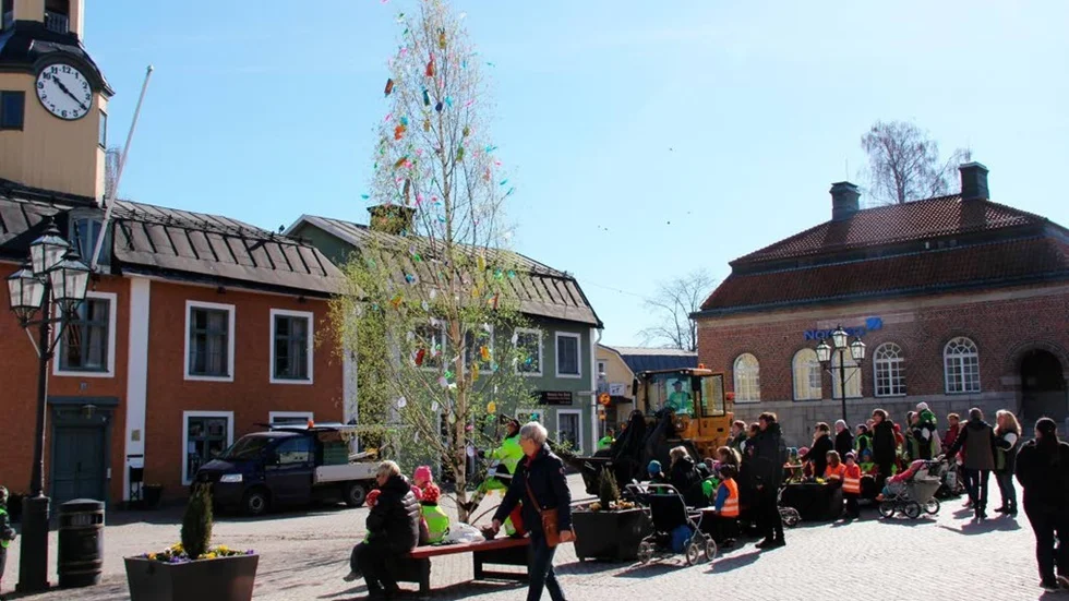 Tomtberga förskola hjälpte till att smycka årets påskträd i Östhammar