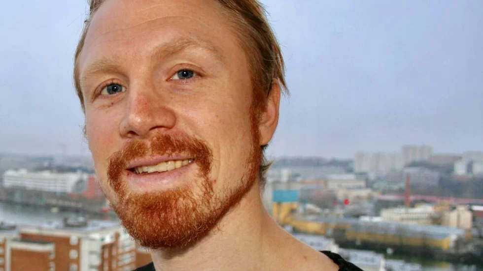 Max Schüllerqvist debuterar med charmiga Det stora dejtingäventyret.