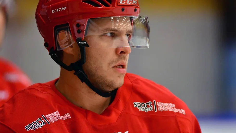 Lucas Sandström åker med på turnén till Skåne och Danmark men får inte spela någon av matcherna på grund av avstängning.