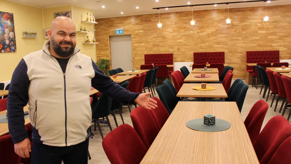 Iyad Almanassra välkomnar gästerna till Adams restaurang som öppnar i Finspång i nästa vecka.