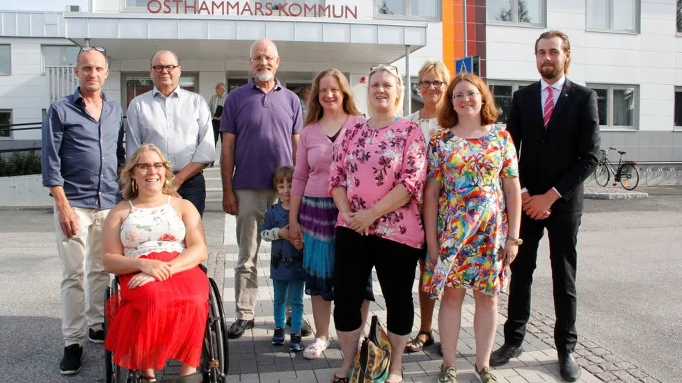 Förstanamn inför valet till Östhammars kommunfullmäktige 9 september.  Fr v: Lars O Holmgren (Boa), Pär-Olof Olsson (M), Jacob Spangenberg (C), Kerstin Dreborg (MP), Lena Hagman (KD), Margareta Widén Berggren (S), Åsa Lindstrand (OF) och Martin Wahlsten (SD). Sittande: Julia Andersson (L).  KF-representanter för V och LPO saknas på bilden.