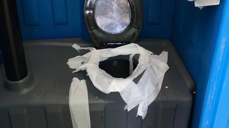 Ta bort bajamajorna vid stadsparken, skriver Lena Ahlström.