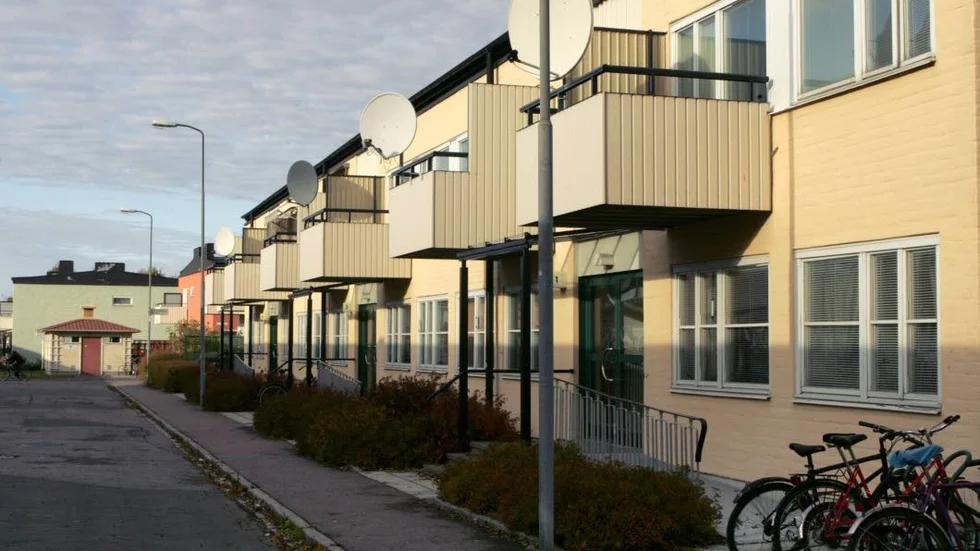 Renoveringar leder ofta till att hyresgästerna inte har råd att bo kvar, skriver två representanter för Hyresgästföreningen. Bild från Kvarngärdet i Uppsala.