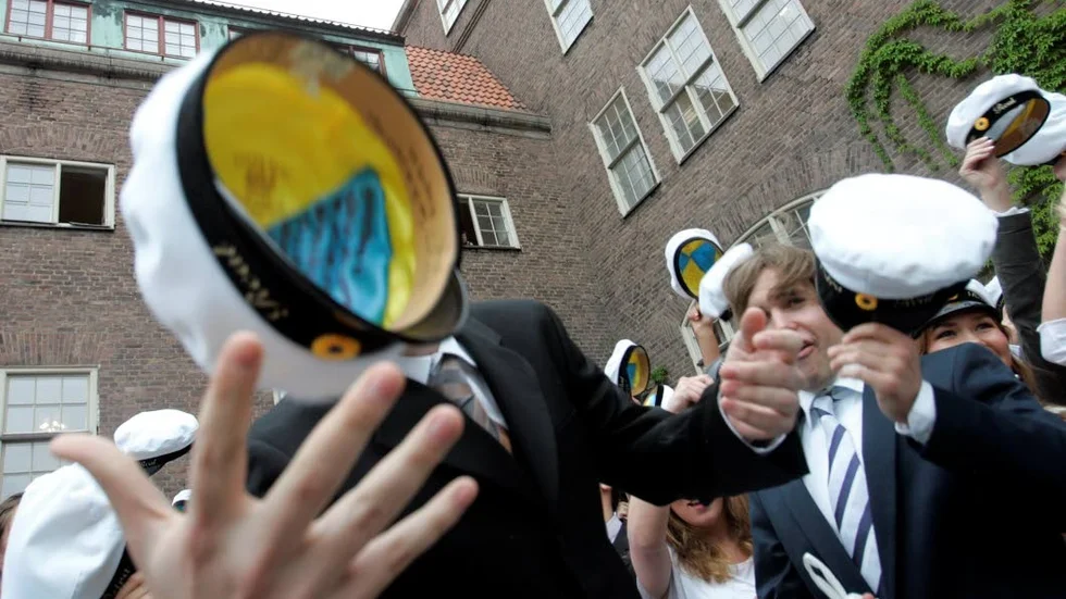 Arkivbild. Studenten kan kosta flera tusen. Bara mössan kan landa på runt 1 000 kronor.