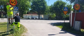 Nu sätts de nya hastighetsskyltarna upp