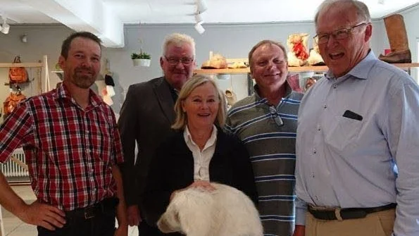 BESÖK: Göran Persson tittade in hos Kero Leather, bland annat med sin fru Anitra Steen och vännen Bengt Niska.