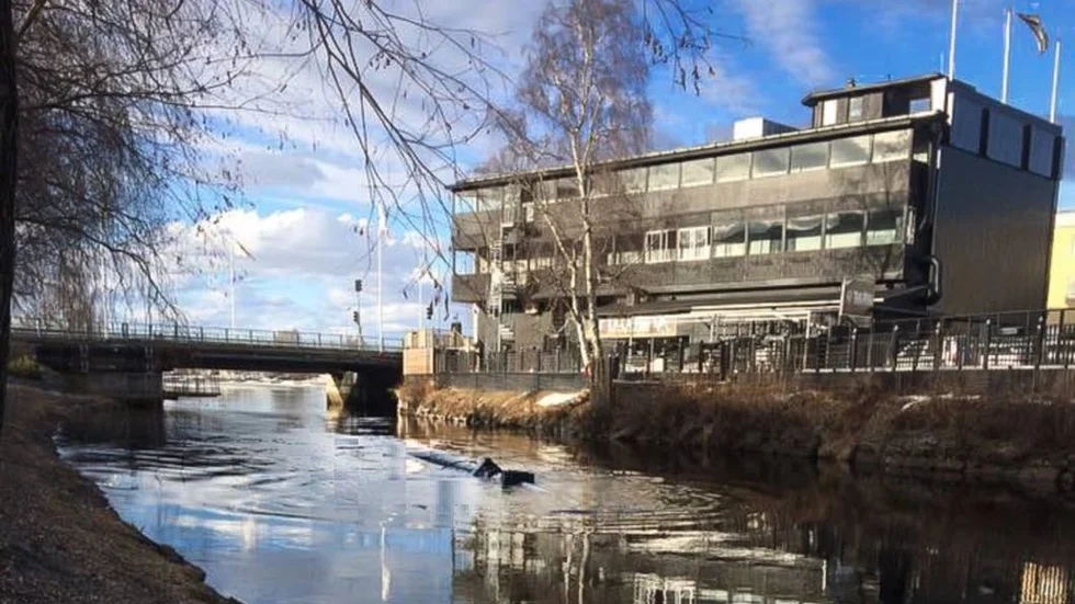 Med jämna mellanrum kommer den upp till ytan, det mystiska röret i Bodån, Boden. Luft i en tryckavloppsledning är svaret på mysteriet.
