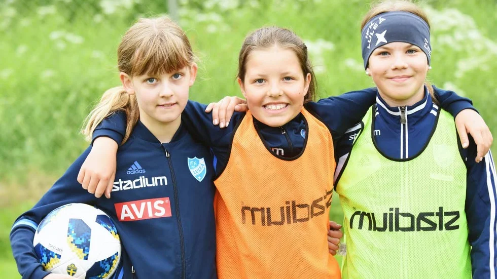 För Ella Hedström, Ninni Aspgren och Emelie Stenman är det tredje året på fotbollsskolan.