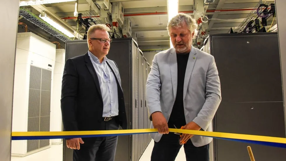 Bandklippning. Tor Björn Minde ackompanjerade Peter Eriksson vid invigningen.