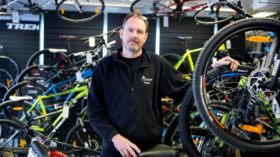 CYKEL. Under april och maj har cykelreparatören och cykelsäljaren Roger Blomqvist mycket att göra. Håll cykeln ren är hans bästa tips att förlänga cykelns livslängd.
