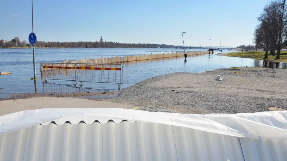 Haparanda strand skyddas med en 80 centimter hög förstärkning.