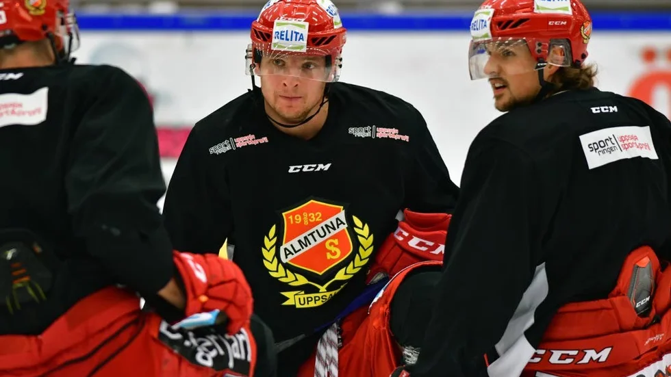 Tobias Liljendahl, här under en träning i Gränbyhallen, var nära att kvittera mot Björklöven när han blev frispelad av Tony Mårtensson.