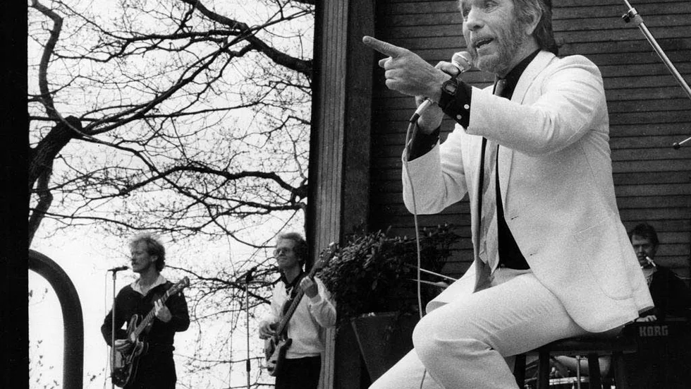 Owe Thörnqvist sjunger ”Dagny kom hit och spill,” på Skansen 1983.