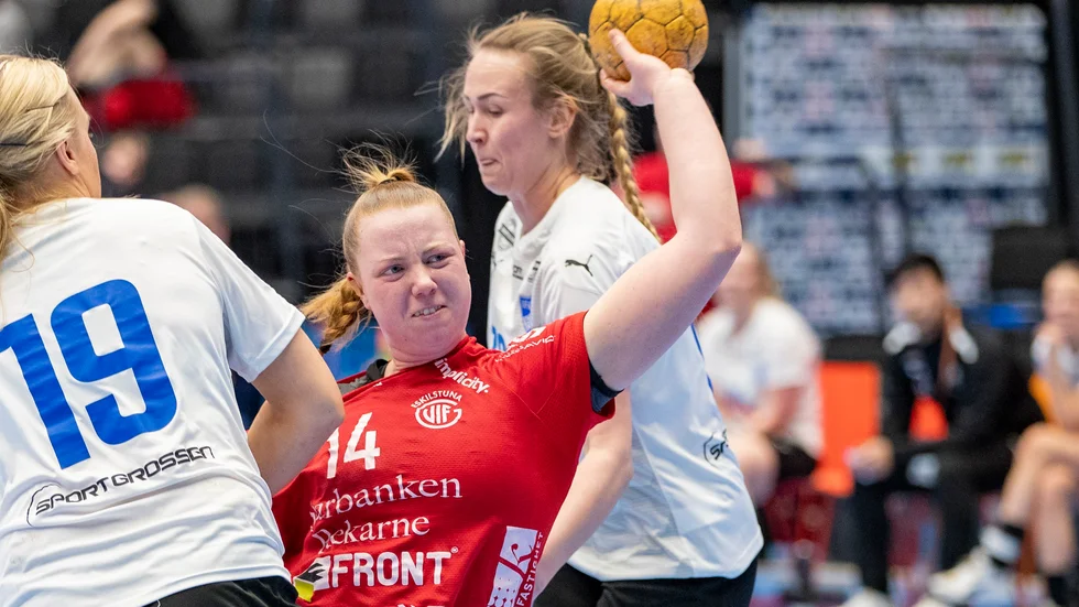 Emma Jarmteg stannar i Guif och har skrivit på ett nytt ettårskontrakt.