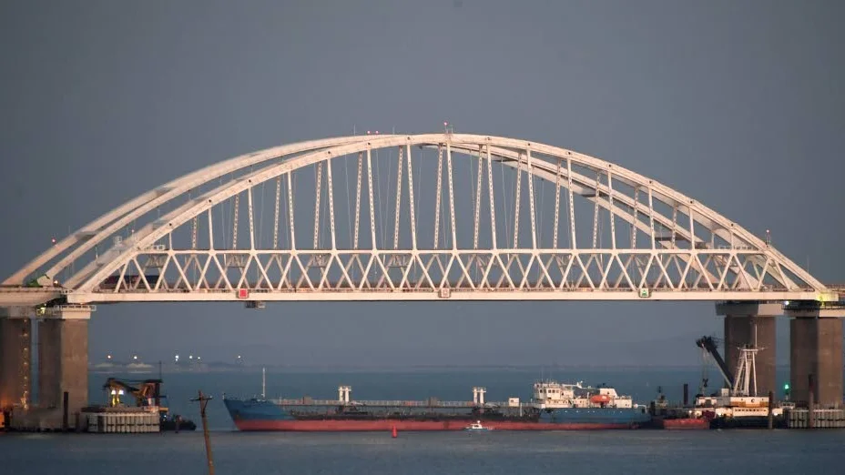 En rysk tanker blockerar passagen gnenm Kertj-sundet. Blockaden togs senare bort.