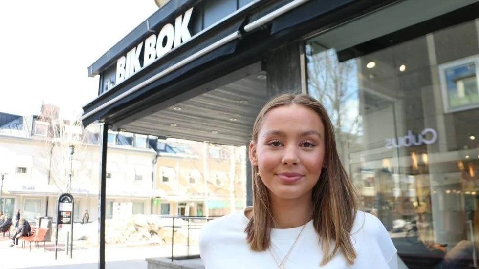Bild: Ylva Forslund | Clara Lindbäck jobbar på Bik bok som utsetts till bästa Bik bok-butik i Sverige. Andra som får ta del av framgången är Felice Öhman, vikarierande butikschef, Hanna Öhman, Mika Juuso och Linnea Lindqvist, föräldraledig butikschef.