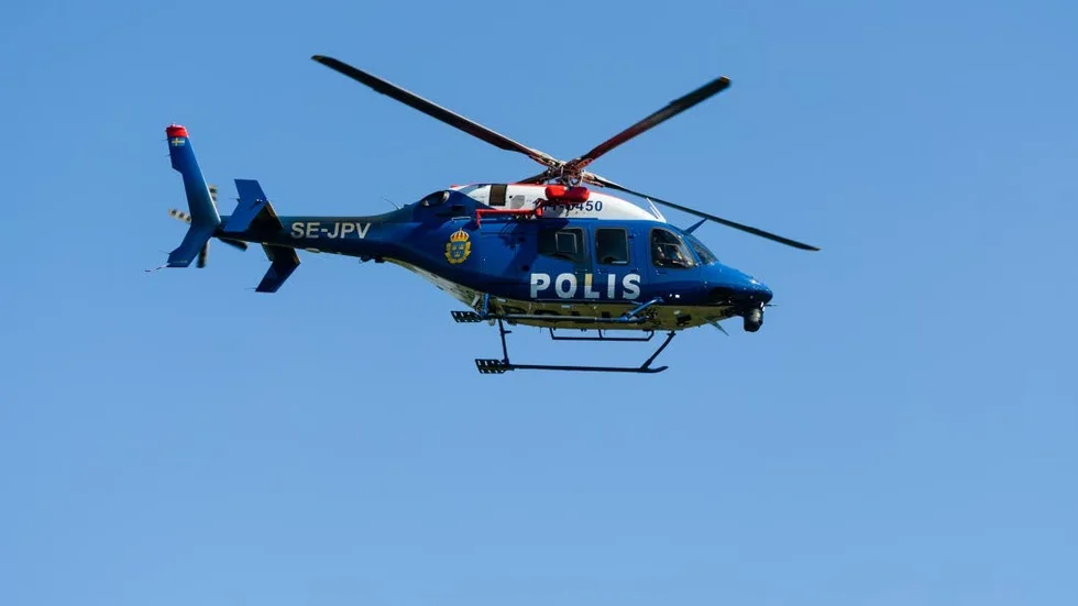 Det gick inga vägar till brottplatsen så polisen fick ta helikoptern