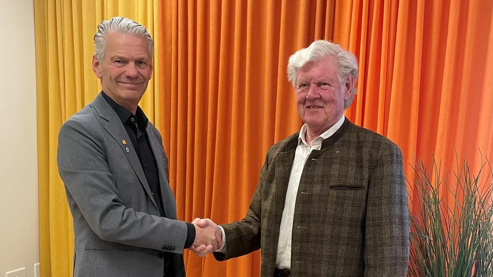 Peter Karlsson (M) och Sören Niklasson i ett historiskt handslag efter att förlikningen gått igenom.
