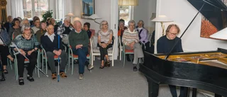 Världsberömde pianisten dök upp på seniorboendet i Sävja