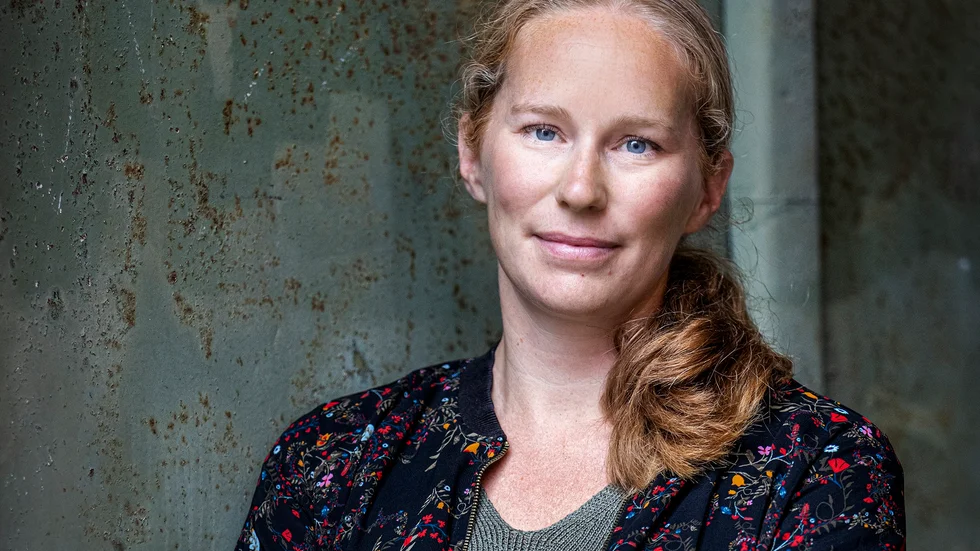 "Den är aldrig svart-vit i dess skildring av mänskliga karaktärer och människans outgrundlighet", skriver NSD:s recensent om Victoria Everbrands roman "Härifrån"..