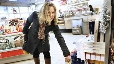 Katarina Akne handlar chokladask på Statoil, Svartbäcksgatan.
