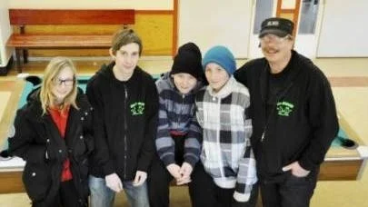 Fritidsgården i Skärplinge är i stort sett den enda träffpunkten för Linn Sedvall, Markus Isaksson (ledare), Ludvig Zetterberg, Mikale Jansson och Björn Larsson (eldsjäl).