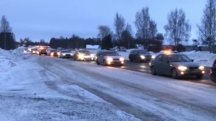 Här hedrar vännerna sin bortgångna kompis med en kortege.