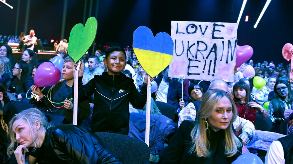 Under två veckor har pengarna från röstningen i Melodifestivalen gått till krisdrabbade Ukraina. Därför kan tv-tittarna både stötta sina favoritlåtar och arbetet i nöd under lördagen.