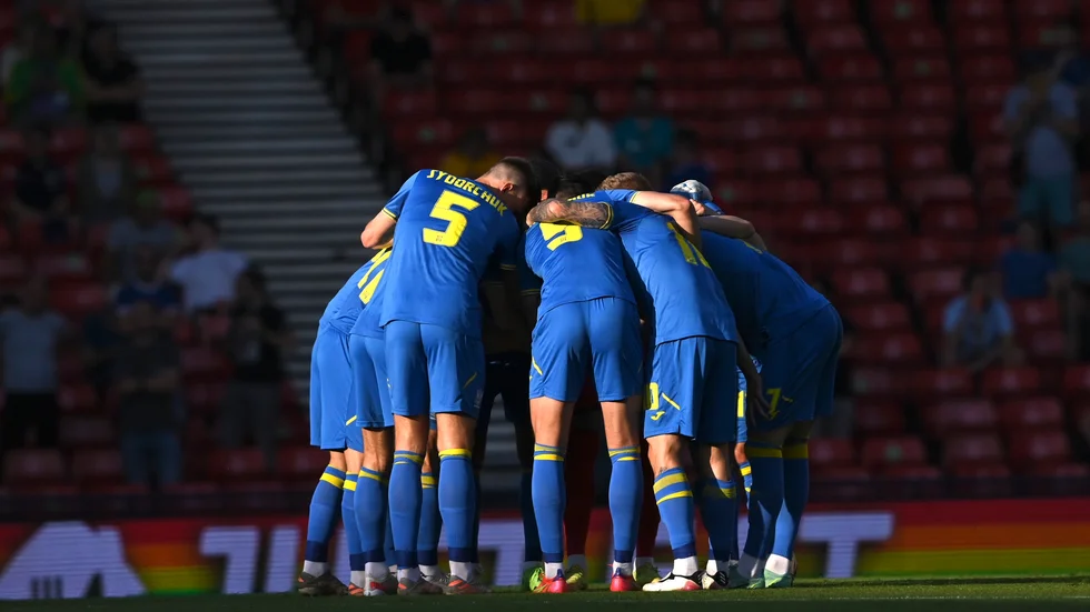 Ukrainas landslag inför EM-matchen mot Sverige i fjol. Arkivbild.