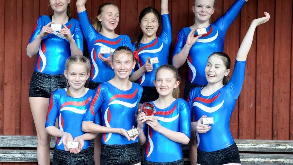 Segerjubel. Västerviks Gymnastikförening segrade i DM i truppgymnastik. Övre raden från vänster: Clara Ekström, Therésia Williamsson, Jasmine Svensson, Tindra Davidsson. Främre raden från vänster: Tindra Swanström, Tyra Ilhammar, Ellen Svensson, Elina Rosenberg. Hanna Kronståhl ingick i laget också.