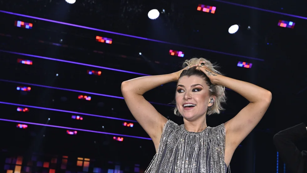 Cornelia Jakobs jublar efter att ha korats till vinnare med låten "Hold me closer" under lördagskvällens final i Melodifestivalen på Friends Arena.