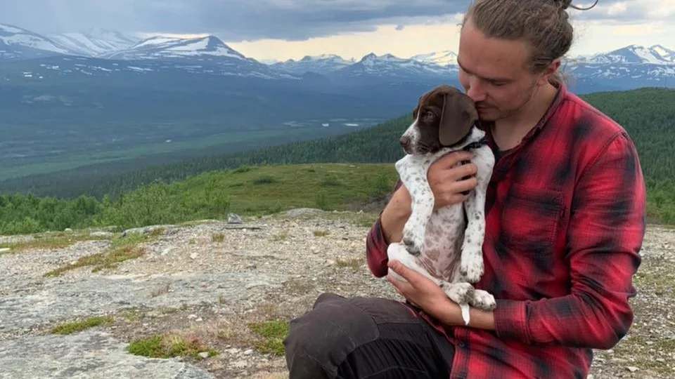 Markus Teilus med Ráddna som liten valp. Idag är hon nästan två år och betydligt större. Ráddna har saknats i Jokkmokksfjällen i sedan i lördags.