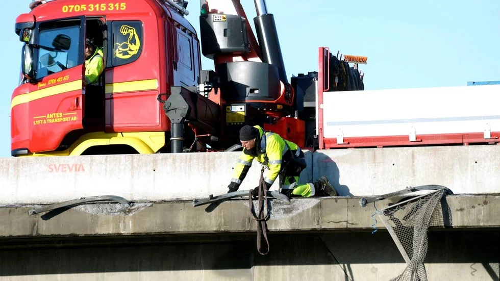 Efter den svåra olyckan. Nu har reparationerna av Skramstadbrons räcke börjat.
