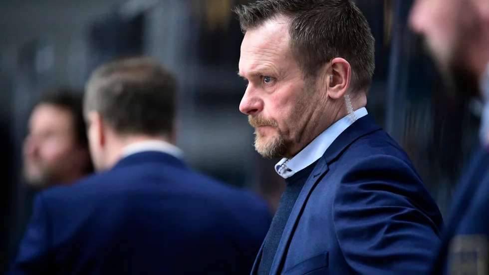 Mitt under Djurgårdens kamp för att hänga kvar i SHL har tränaren Joakim Fagervall viktiga tankar om kriget i Ukraina.